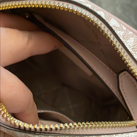 Michael Kors Blush Monogram crossbody - Picture 4 of 5